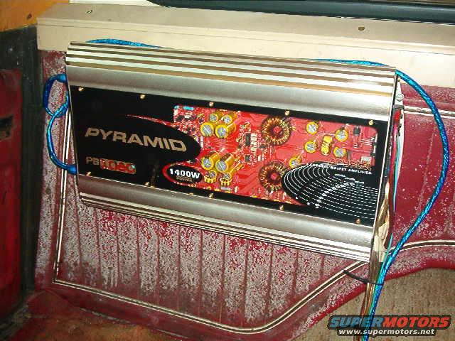 Pyramid PB3000 car amplifier with 1400W power rating, showing internal circuitry