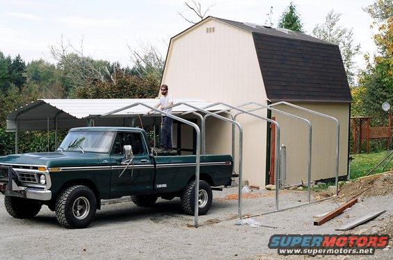 carport-worker.jpg Hubby using the '77 for a ladder
