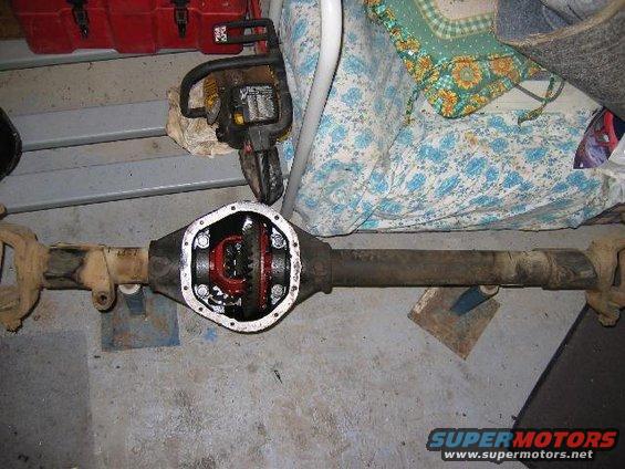 d44-diff.jpg The donor Diff. Supposed to be a 79 F150 D44.
It has 2&3/4" diameter Tubes, solid to the Knuckles, not welded under the radius arm attachment points. Pretty happy with this diff, all of the Ball Joints and steering componentry have been replaced recently. 