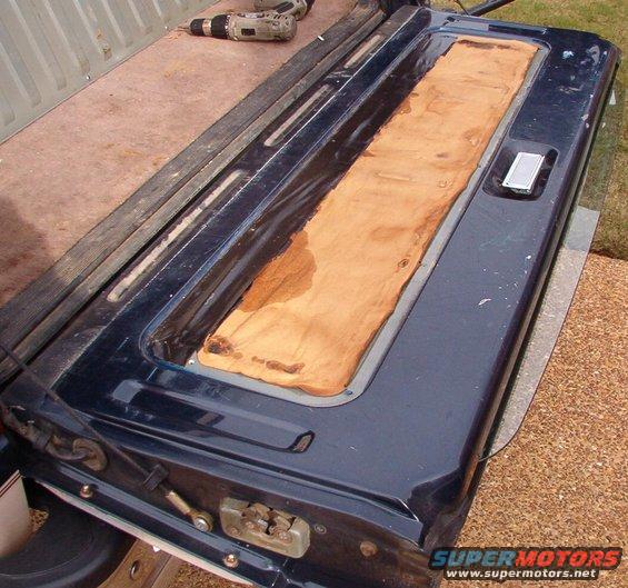 tailgate-i.jpg The wetness on the moisture barrier shows that the weatherbelts are dry-rotted & should be replaced before they scratch the heater grid or glass.  They're also allowing dirt that accumulates on the glass to fall or wash into the t/g, causing rust.