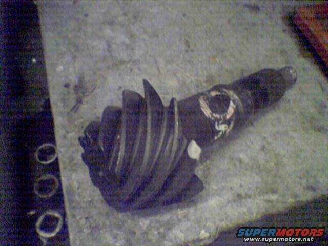 Differential gear with spiral teeth and a metal shaft with white markings