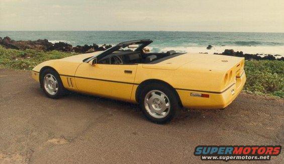 92_vette1.jpg My 92 Vette convertable at Sandy Beach Hawaii.