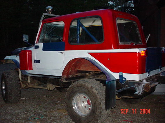 cj7-painting-018.jpg Done until Spring 05 with the cosmetics...his winter Jonco will be getting some added altitude and 38.5x11x16 tires...STAY TUNED!