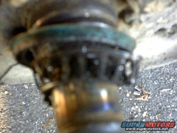 dec20647.jpg Blue is not a good color for a spindle.
The bearing welded to the spindle and once
we got it off found that the spindle was warped