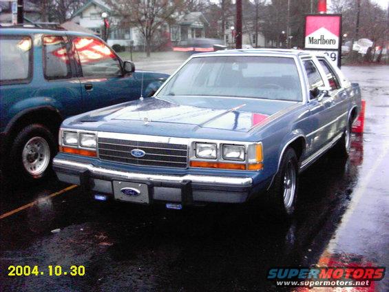 imag0124.jpg Papa Smurf with the new engine sitting under the hood. Still waiting on a bit of tuning. And yeah, there's a chunk of fiberglass missing off the front end passenger side.