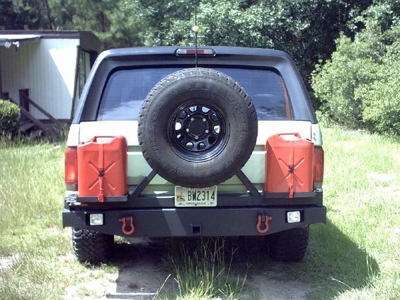 jun24170.jpg Spare tire and fuel cans installed.