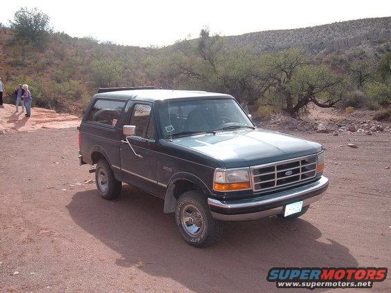 1994 Ford Bronco, 3/4 front view, dark green
