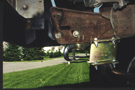 front03.jpg Tow hooks...notice the drop bracket for the front sway bar, too.
