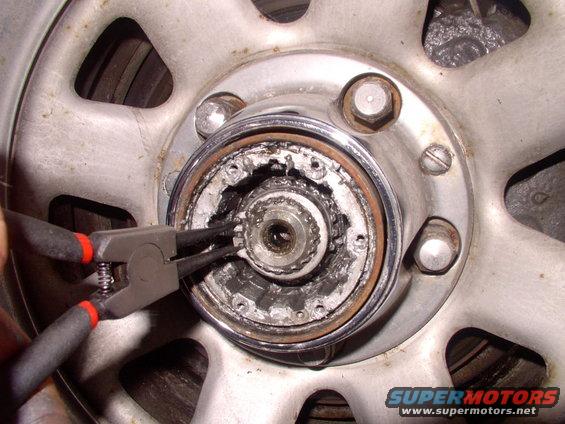 img_0079.jpg Now you should have plenty of room to access the circlip in the center with the circlip pliers.