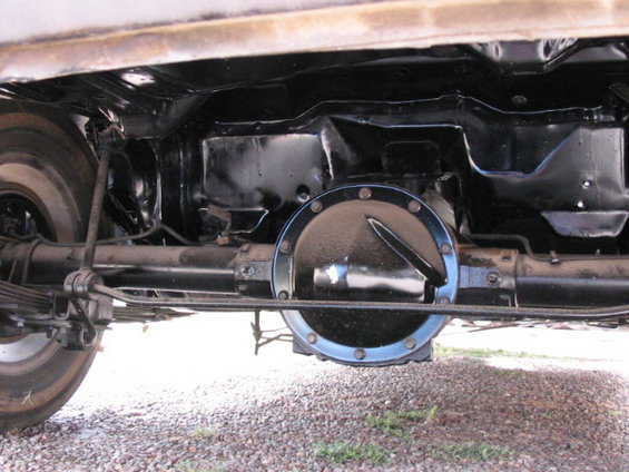 Rear axle assembly with leaf springs and differential cover