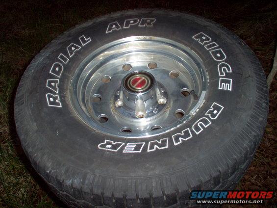 tirerim.jpg SOLD Set of 4 factory alloy rims from 1995 EB Bronco.  Will fit all 80-96 Broncos & F-150s, and any other with 5-on-5.5" lug spacing.  Includes 4 good 31x10.50R15 tires mounted with good tread life.  Approx. 70lbs each.

SEE THIS PIC: http://www.supermotors.net/vehicles/registry/media/556250