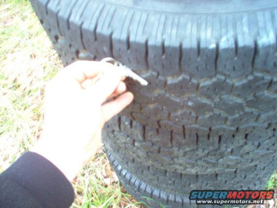 tiretread.jpg SOLD Set of 4 factory alloy rims from 1995 EB Bronco.  Will fit all 80-96 Broncos & F-150s, and any other with 5-on-5.5" lug spacing.  Includes 4 good 31x10.50R15 tires mounted with good tread life.  Approx. 70lbs each.
