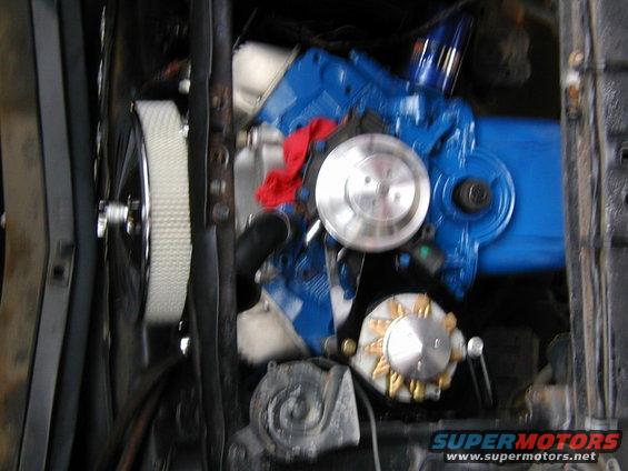 Blue engine with a red rag and a white belt pulley