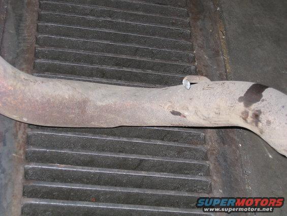 old-tailpipe-is-flattened-over-axle.jpg 