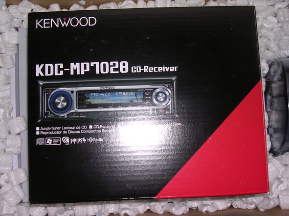 Box for Kenwood KDC-MP7028 CD-Receiver with product image and text
