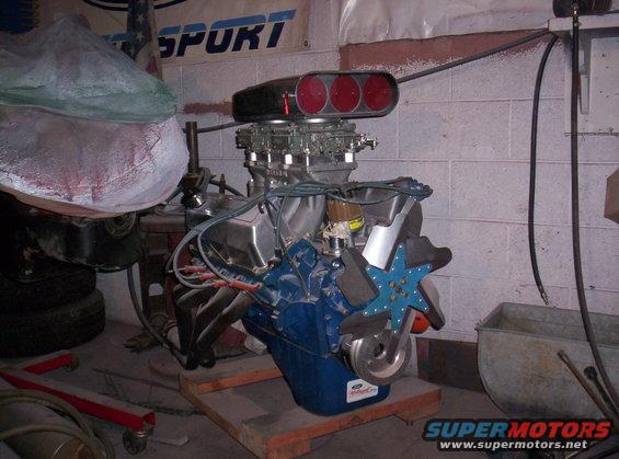 V8 engine with a scoop on top, blue block, and a star-shaped fan