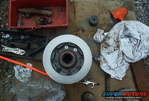 im000901.jpg Placed rotor on hub.  Slammed the wheel studs home.