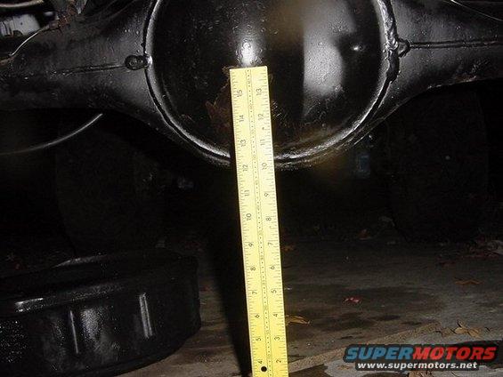 Rear differential housing with a yellow ruler measuring its height