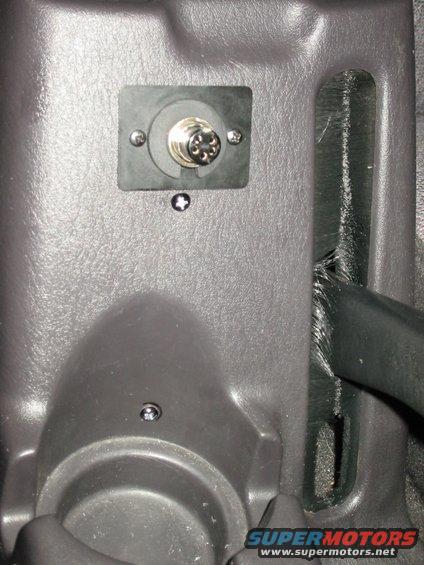 01--connector.jpg Handset connector after installation.
