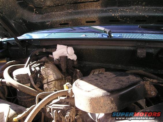 p1010380.jpg Cut too much of the AC hose off.