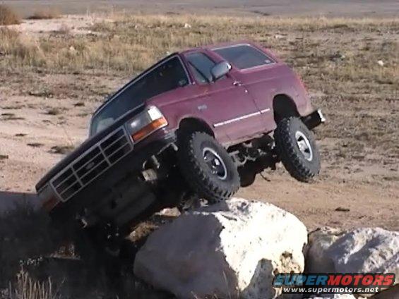 puff-bluff-001_0001.jpg Bronco with 3 inch body lift, before suspention lift