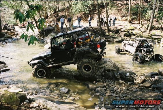 6772730r303214a.jpg Kentucky Krawler winching off a rock with an awesome buggy in the background.