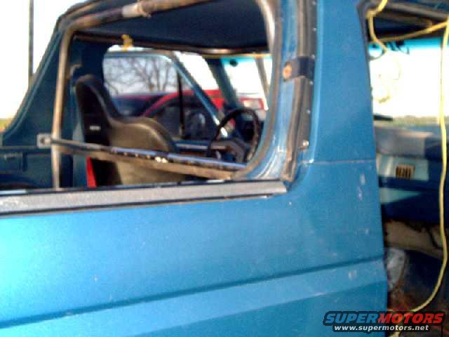 cagekit26.jpg Tie the roof hoop up with rope and support with braces. This gives you all the time to locate it in the best position, and fit the ends to the main hoop