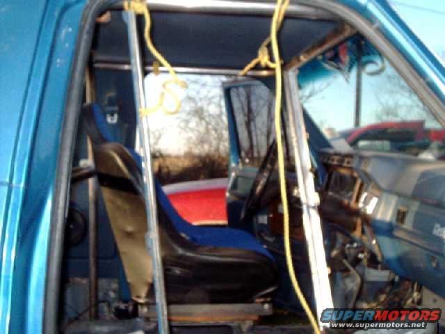 cagekit25.jpg Fitting the roof hoop. I did this task alone, but it's better to have help with this step