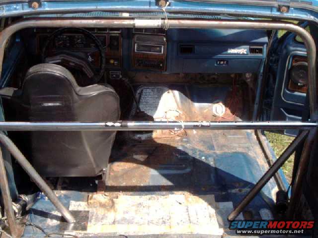 cagekit35.jpg mounting frame support to main hoop. PLan to use a large 1/4" thick plate to strengthen floor (sound matt is the template). 