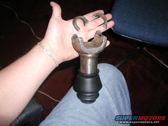 p1010021.jpg I guess this would explain the snapping sound.  Who needs a stub shaft anyway?