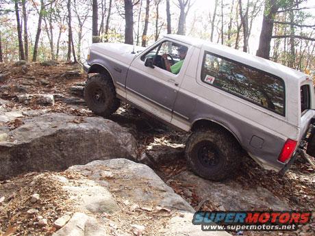 1995 Ford Bronco 3q-front view off-roading on rocks