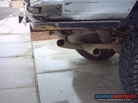Rear bumper and dual exhaust pipes of a vehicle