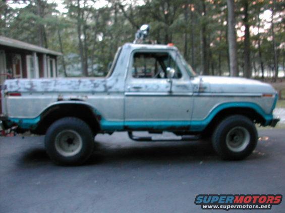jeffs-bronco.jpg added nerf bars - baars actually for a blazer but modified to fit