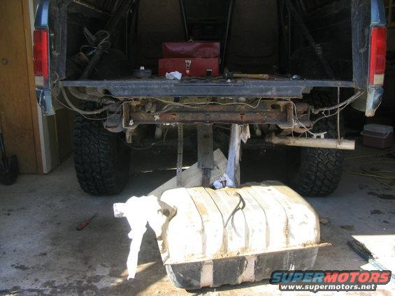 gas-tank-tow-hitch-bumper-004.jpg Tank is out .. took about 10 minutes :)