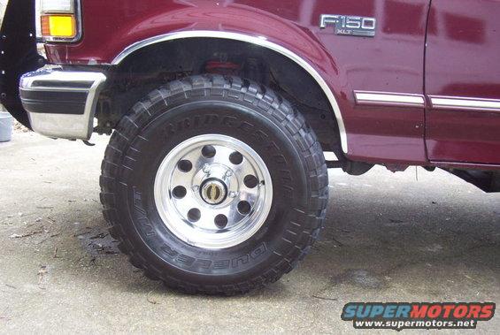 truck-005.jpg Good veiw of front clearance with just the leveling coils