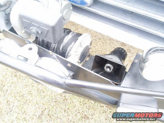 new-bronco-stuff-018.jpg Oh yeah, moved my PA on thre front bumper, beside the winch, so I can talk to them damn ricers!