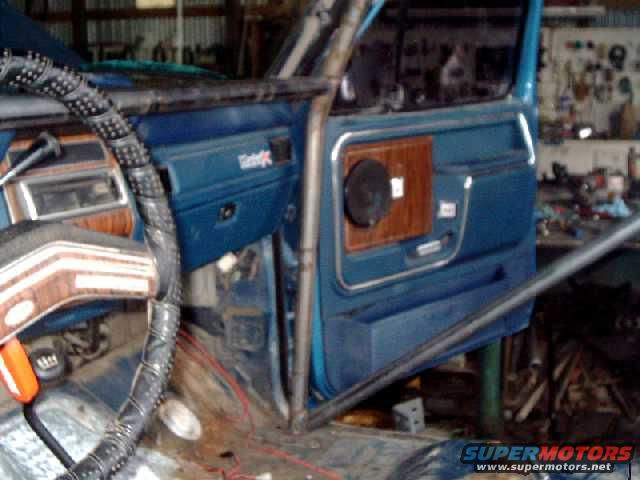 cagekit56.jpg Door brace and dash bar mounted to front post runner