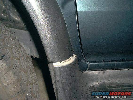 im000221.jpg running board/fender damage, may have internal stress?