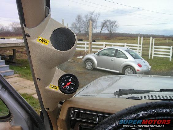 Interior gauge pod with Auto Meter oil pressure gauge