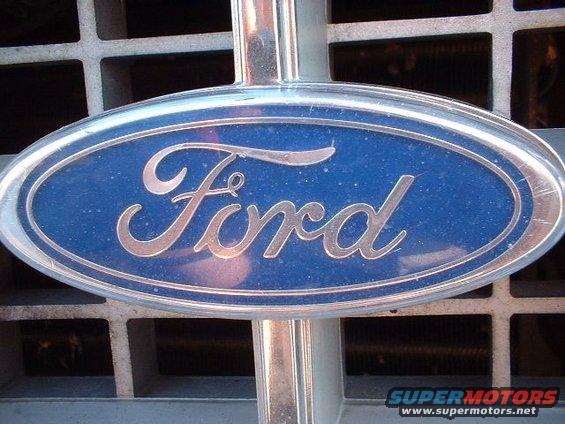 It's a Ford.  It's a badge.  It's a Ford Badge.