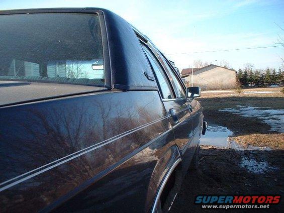 rightside.jpg Sighting down the gunwales...21 years old, and the paint still reflects...amazing.