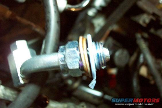 try_3.jpg Third attempt at sealing the Sag pump. Two copper and one nylon washer on the stock Bronco line (16mm Ford type 3 fitting).  This does not work.