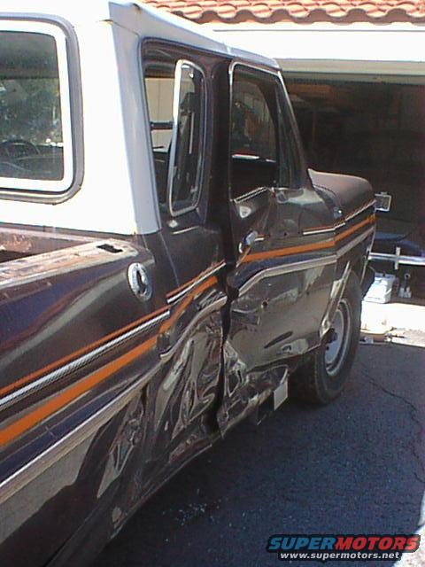 dsc00039.jpg And this is what made sure it was a parts truck! I was told it was a 40 MPH impact and looking at the damage I believe it. I'll bet the other driver didn't walk away unless he was driving a Ford truck too!