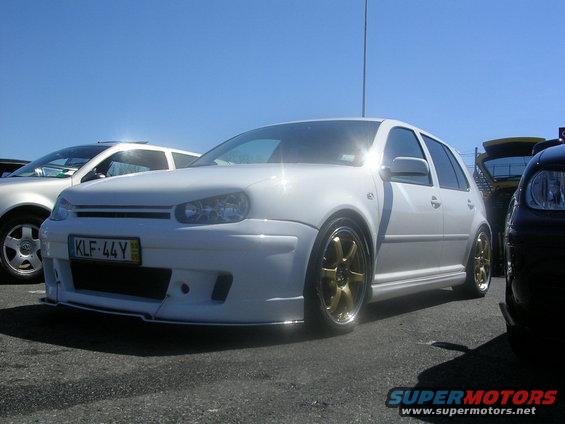White Volkswagen Golf Mk4 with gold aftermarket wheels and body kit. License plate KLF 44Y