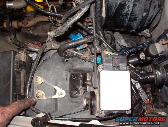 cruiseservo1.jpg The newer throttle requires the newer cruise cable, which requires the newer servo bracket.  The servo & stud plate can be reused, but I had to drill one new hole in the wheelwell.