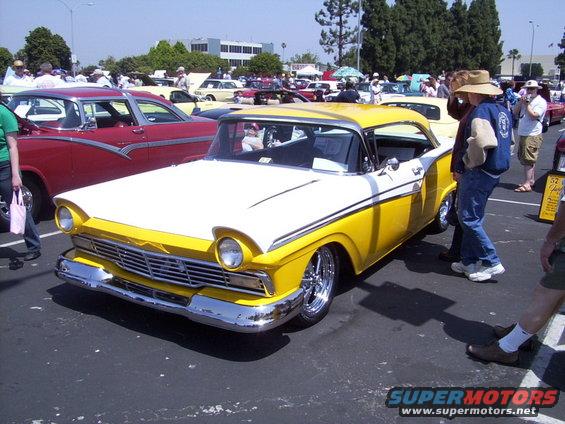 Yellow and white 1957 Ford Fairlane 500 Skyliner, 3q-front view