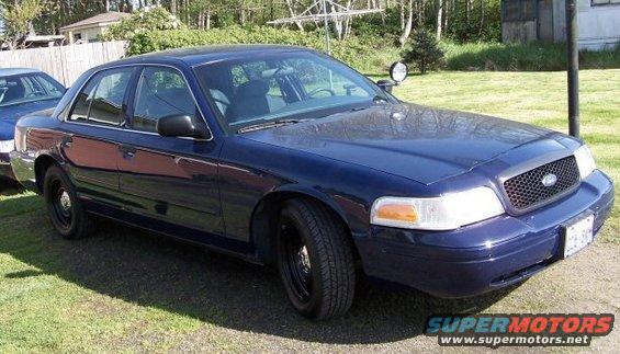 Dark blue 2001 Ford Crown Victoria sedan, 3/4 front view, black wheels