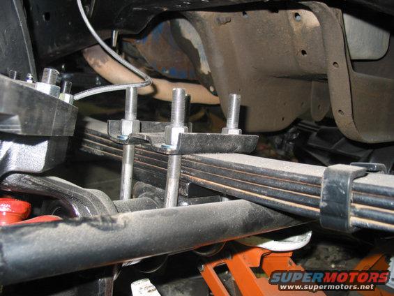 steering2spring.jpg My homemade Zero Rate lift for the front spring. The steering rod will hit the spring when the spring is flexed. I'll have to put the overload leaf back in. 