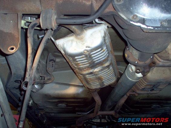 lmuffler08.jpg The junkyard had removed the R muffler, and apparently, this one was bent while the car was being moved around the yard.