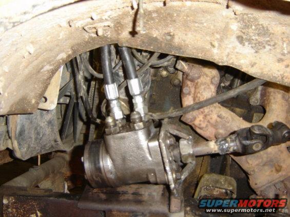 Power steering gearbox and steering linkage under a vehicle